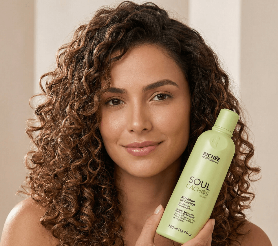 Moteris su garbanotais, sveikai atrodančiais plaukais laiko Richée Professional Soul Cachos plaukų kondicionierių