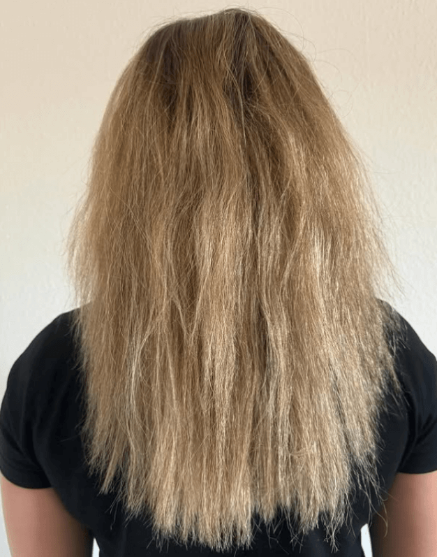 Plaukų būklė prieš priežiūros procedūrą – šviesūs, natūralios tekstūros plaukai iš nugaros
